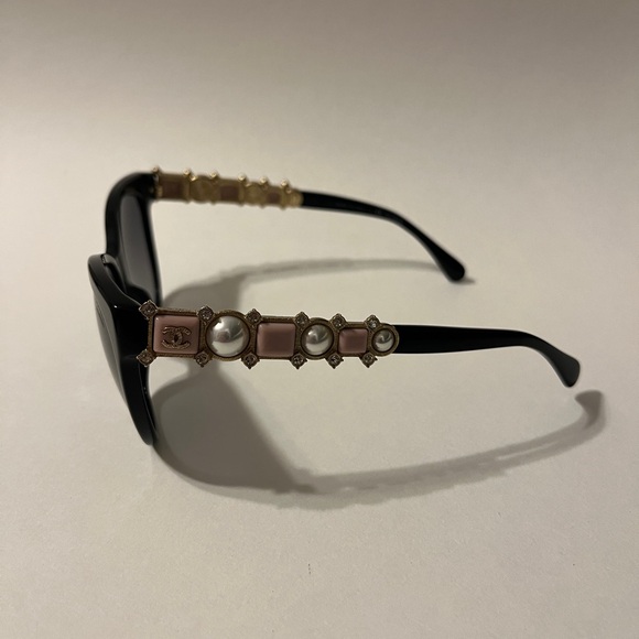 CHANEL Crystal Pearl Cat Eye Polarized Sunglasses - Picture 4 of 15
